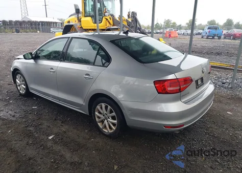 2015 Volkswagen Jetta 1.8T Se z USA, uszkodzony, nr VIN 3VWD17AJ5FM248827